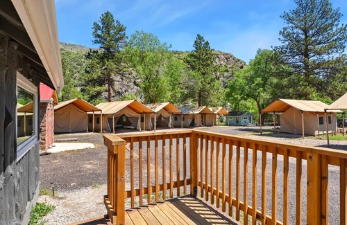 Poudre Park Cabina | Cabin 6 - The Buckhorn