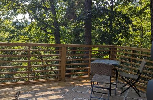 Eureka Springs Apartamento | Cabin #6 with hot tub deck and sunset view at Loblolly Pines