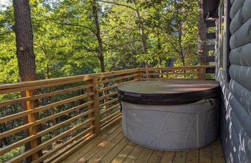 Eureka Springs Apartamento | Cabin #6 with hot tub deck and sunset view at Loblolly Pines