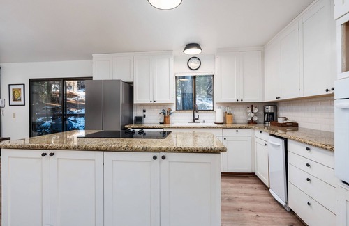 Sugar Pine Cabina | Cabin 7 Miles to Yosemite with Fast EV, Projector, King Beds
