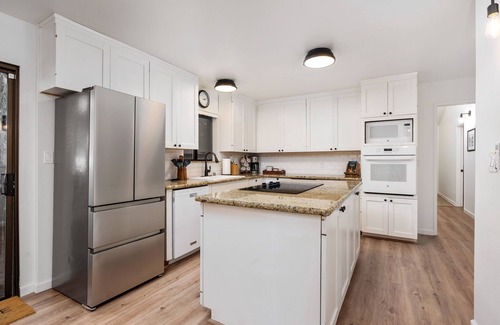 Sugar Pine Cabina | Cabin 7 Miles to Yosemite with Fast EV, Projector, King Beds