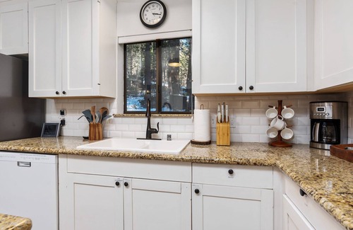 Sugar Pine Cabina | Cabin 7 Miles to Yosemite with Fast EV, Projector, King Beds