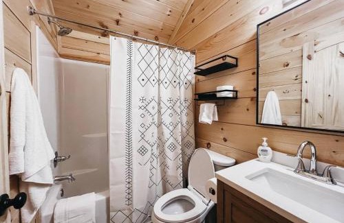 Hartwell Otro | Cabin #7 One Bedroom With Kitchenette