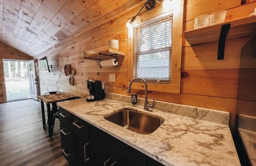 Hartwell Alquiler De RV | Hartwell Cabins and RVs is located in the serenity of the woodlands! This newly built 450 sq