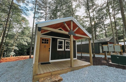 Hartwell Alquiler De RV | Hartwell Cabins and RVs is located in the serenity of the woodlands! This newly built 450 sq