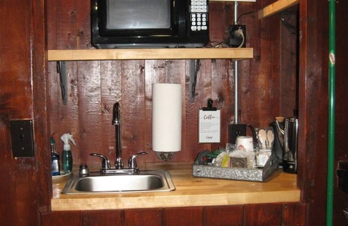 Cadillac Cabina | Cabin #8 - The Hemingway