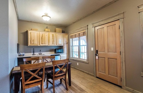 Almo Cabina | Cabin 9 at the Almo Inn near City of Rocks and Castle Rocks Parks, Almo Idaho