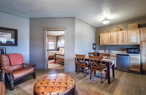 Almo Cabina | Cabin 9 at the Almo Inn near City of Rocks and Castle Rocks Parks, Almo Idaho