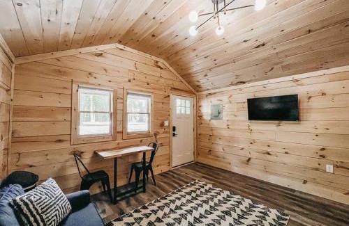 Hartwell Otro | Cabin #9 One Bedroom With Kitchenette