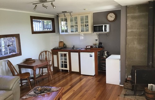 Moruya Casa | Cabaña entre los árboles. Cerca de playas y tiendas. Perro y caballo amigable