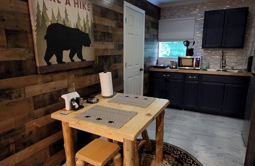 Rocky Grove Apartamento | Modern & Rustic Apt Across from National Park!