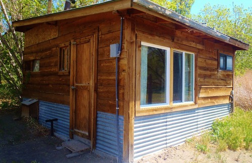 Cedarville Cabina | Cabaña en el Remoto Oasis del Rancho Nevada con Piscina del Artista