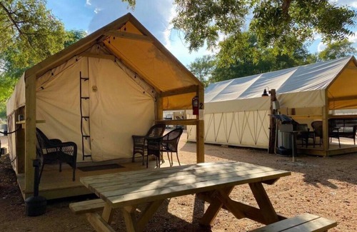 Prairie Lea Cabina | Cabin at Son's Blue River Camp! Stay here & enjoy the gorgeous San Marcos River!