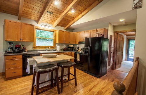 Blowing Rock Cabina | 2BD / 2. Cabaña 5BA en Blue Ridge Parkway con King Master Suite, Creek, Fire Pit, Shuffleboard Table, cerca de las atracciones de Blowing Rock y de la aplicación Ski Mtn.