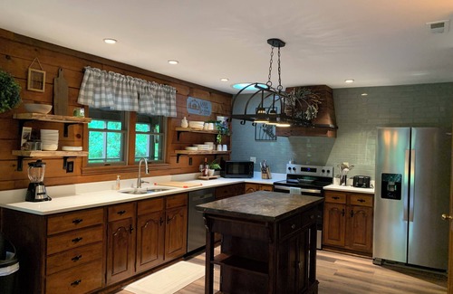 New Richmond Cabina | “Cabin by the Creek” located in Historic New Richmond, Ohio 3BR 2.5B sleeps 11