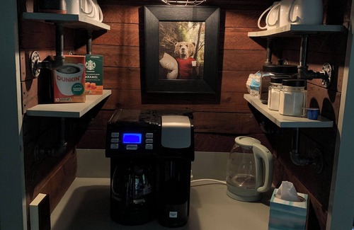 New Richmond Cabina | “Cabin by the Creek” located in Historic New Richmond, Ohio 3BR 2.5B sleeps 11