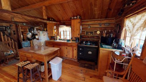 Red River Casa | Cabin By The Creek With High Speed Wifi