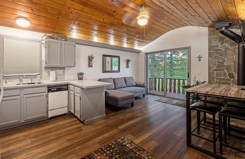 Palmer Cabina | Cabin By The Lake centrally located, full kitchen, washer & dryer