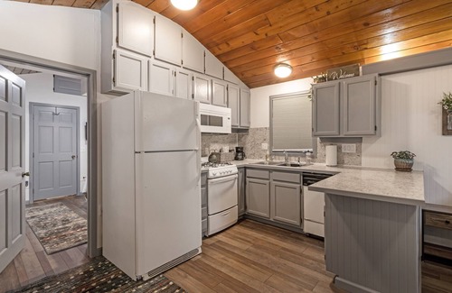 Palmer Cabina | Cabin By The Lake centrally located, full kitchen, washer & dryer