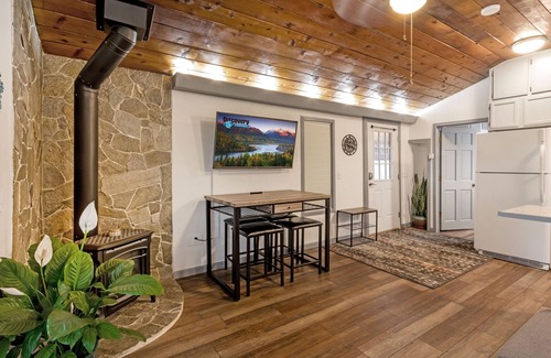 Palmer Cabina | Cabin By The Lake centrally located, full kitchen, washer & dryer