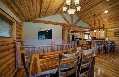 Nemo Cabina | Cabin close to Nemo, private stocked pond and hot tub great for families!