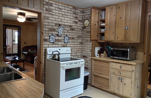 Marenisco Cabina | Cabin Creek on the western banks of Lake Gogebic