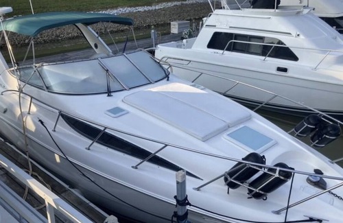 Nancy Alquiler De Eote | Cabin Cruiser on the Water