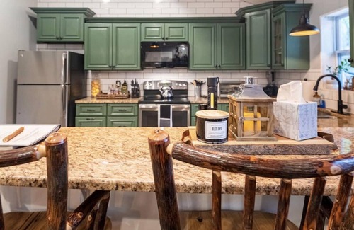 Lake Harmony Casa | Cabin Crunch: Lake Harmony. Entire home, Hot tub, Wood fireplace, All essentials