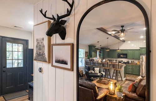 Lake Harmony Casa | Cabin Crunch: Lake Harmony. Entire home, Hot tub, Wood fireplace, All essentials