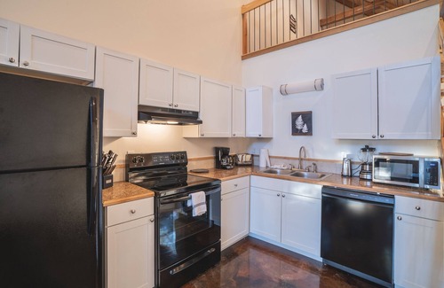 Royal Cabina | Cabin D at Safe Harbor Brady Mountain on Lake Ouachita!
