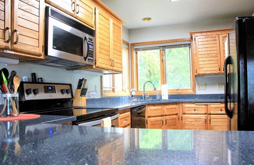 Redgranite Casa | Bully's Pearl Lake, enorme patio en el agua, WIFI, TV directa, Netflix, balsa, kayaks, etc.