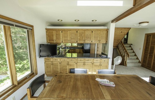 Redgranite Casa | Bully's Pearl Lake, enorme patio en el agua, WIFI, TV directa, Netflix, balsa, kayaks, etc.