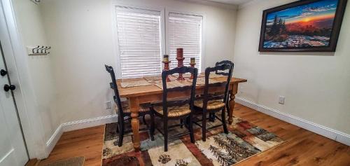 West Jefferson Casa | Cabin Fever
