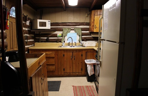 Clarington Cabina | Quaint Cabin For Large Family, Dog Friendly, 2 Minutes to River