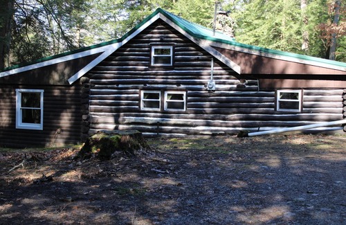 Clarington Cabina | Quaint Cabin For Large Family, Dog Friendly, 2 Minutes to River