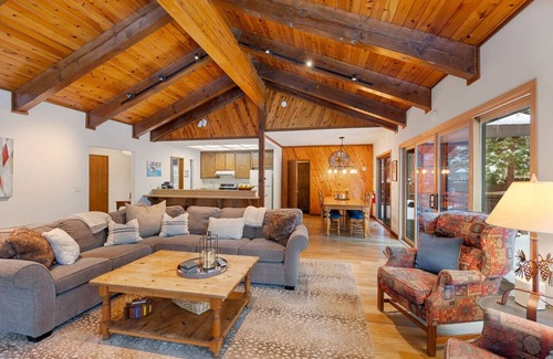 Tahoe Sierra Estates Casa | Cabin for 8 HotTub Walk to Private Beach for HOA