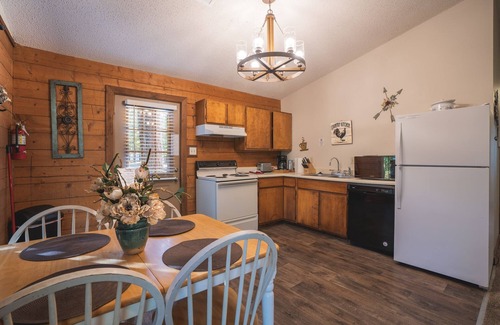 Royal Cabina | Cabin G at Safe Harbor Brady Mountain on Lake Ouachita!