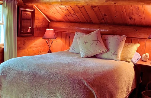 Boothbay Cabina | Cabin Gateway is located on the river with easy access to nearby attractions.