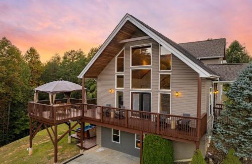 Sevierville Casa | Cabin Haven Theater Game room Hot Tub Yard