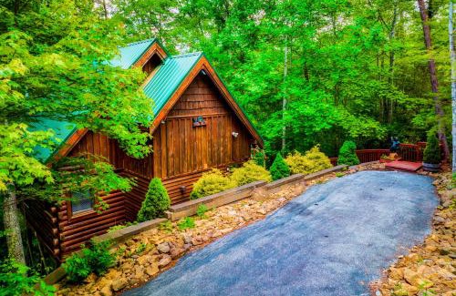 Gatlinburg - Pigeon Forge Casa | CABIN in a GATED RESORT with SEASONAL RESORT POOL