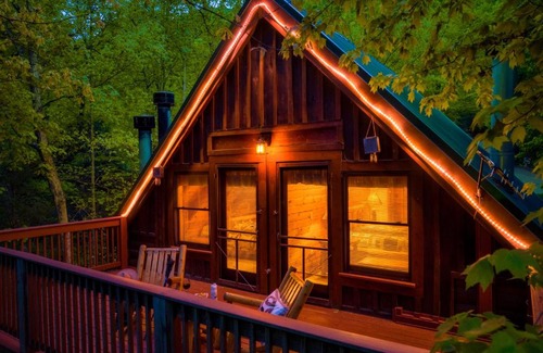 Gatlinburg - Pigeon Forge Casa | CABIN in a GATED RESORT with SEASONAL RESORT POOL