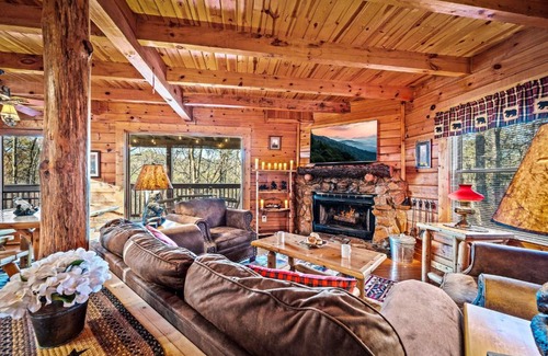 Gatlinburg - Pigeon Forge Casa | CABIN in a GATED RESORT with SEASONAL RESORT POOL