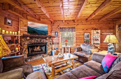 Gatlinburg - Pigeon Forge Casa | CABIN in a GATED RESORT with SEASONAL RESORT POOL