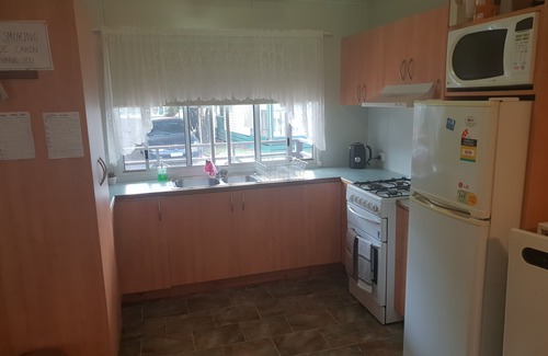 Dromana Cabina | Cabin in Dromana Holiday Village - Sleeps 7