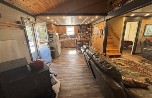 Laurelville Cabina | Cabin in Hocking Hills with Hot Tub, Fire Pit and Covered Back Deck.