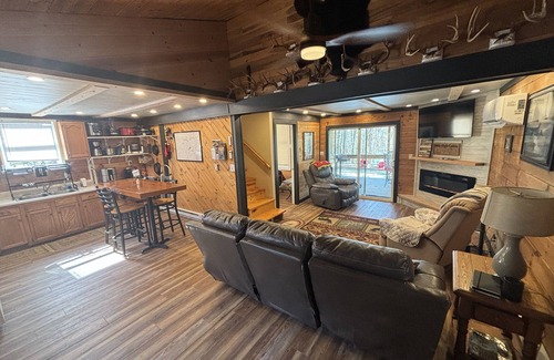 Laurelville Cabina | Cabin in Hocking Hills with Hot Tub, Fire Pit and Covered Back Deck.
