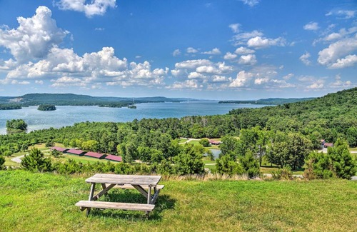Guntersville Casa | Cabin in Resort - half Mi to Guntersville Lake!