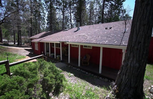 Glencoe Cabaña | Cabin in the mountains with private lake and hot tub