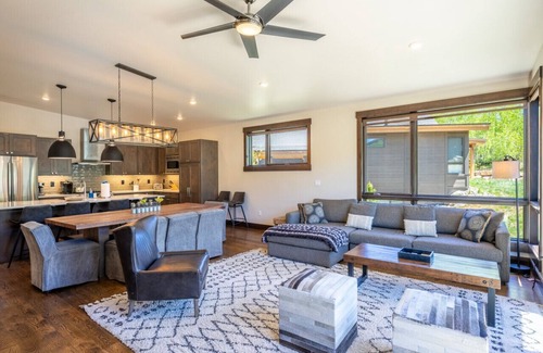 Silverthorne Casa | Cabin in the Sky - Pet Friendly & Close to Clubhouse!
