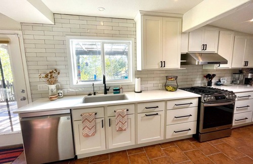 Ruidoso Cabina | Cabin in the treetops w/ Hot Tub & Culinary Garden